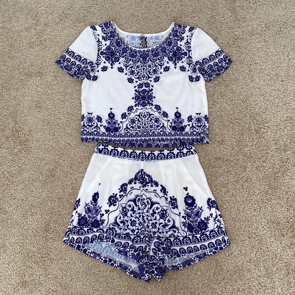 Blue and white set